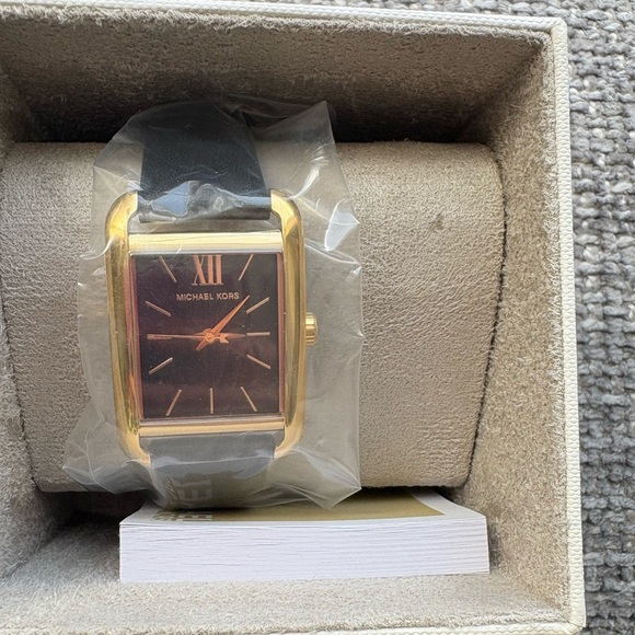 Brand New authentic & Sealed Michael Kors Leather Watch with tag on and box ! - Picture 7 of 10